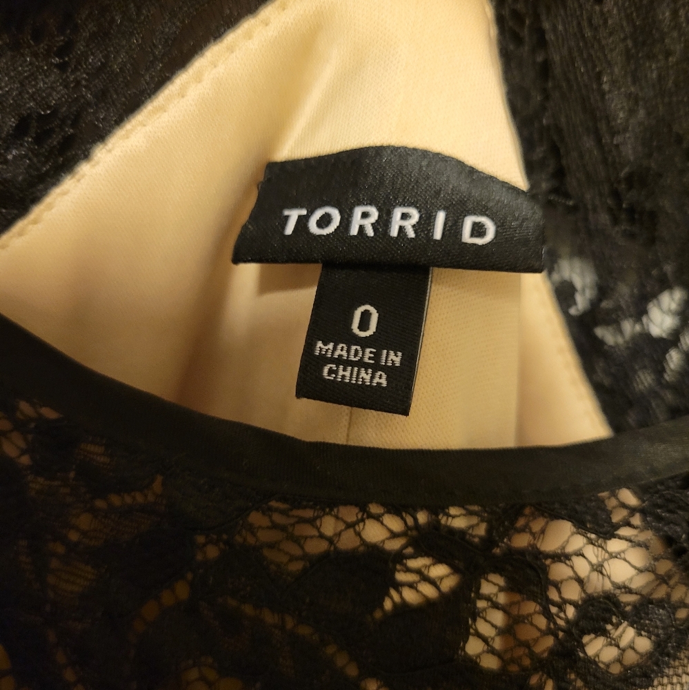 Lace short sleeve dress torrid size 0 black with gold underlay - Picture 7 of 7